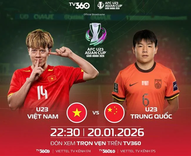 Tay vợt đang giao bóng mạnh mẽ trên sân đất nện, hình ảnh quen thuộc của các giải Grand Slam tại Daga68 Link Vào